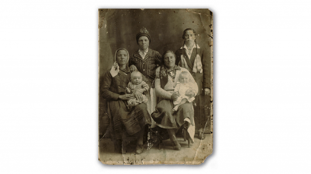 Жінки родини Бігос з Мацьковець, 1924 рік. З сімейного архіву родини Якімович